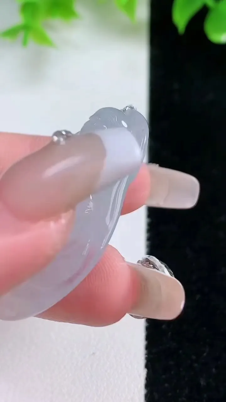 天然A货翡翠逍遥佛吊坠，尺寸31.2-21-7.7，重量:10.18g
1月18日