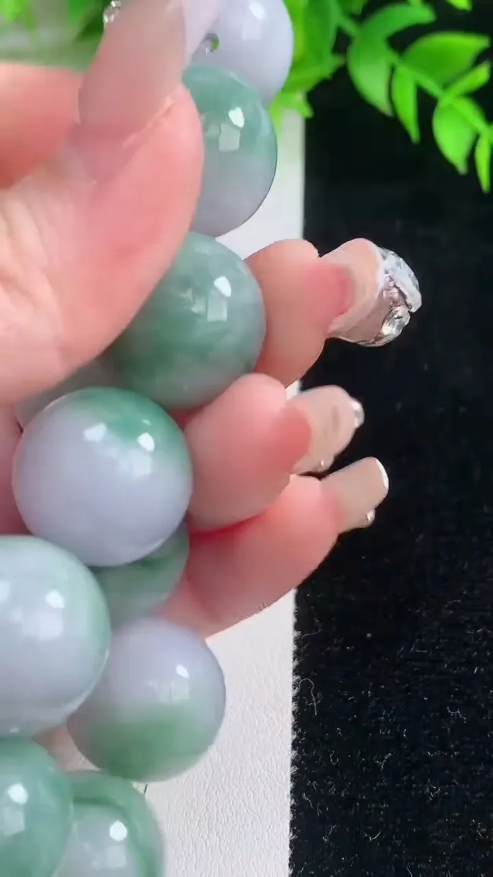 天然A货翡翠圆珠手串，尺寸18.2-12颗，重量:116.01g1月18日
工厂直销收藏佳品,种好水足，色泽均匀，有种有色，上手高大气！