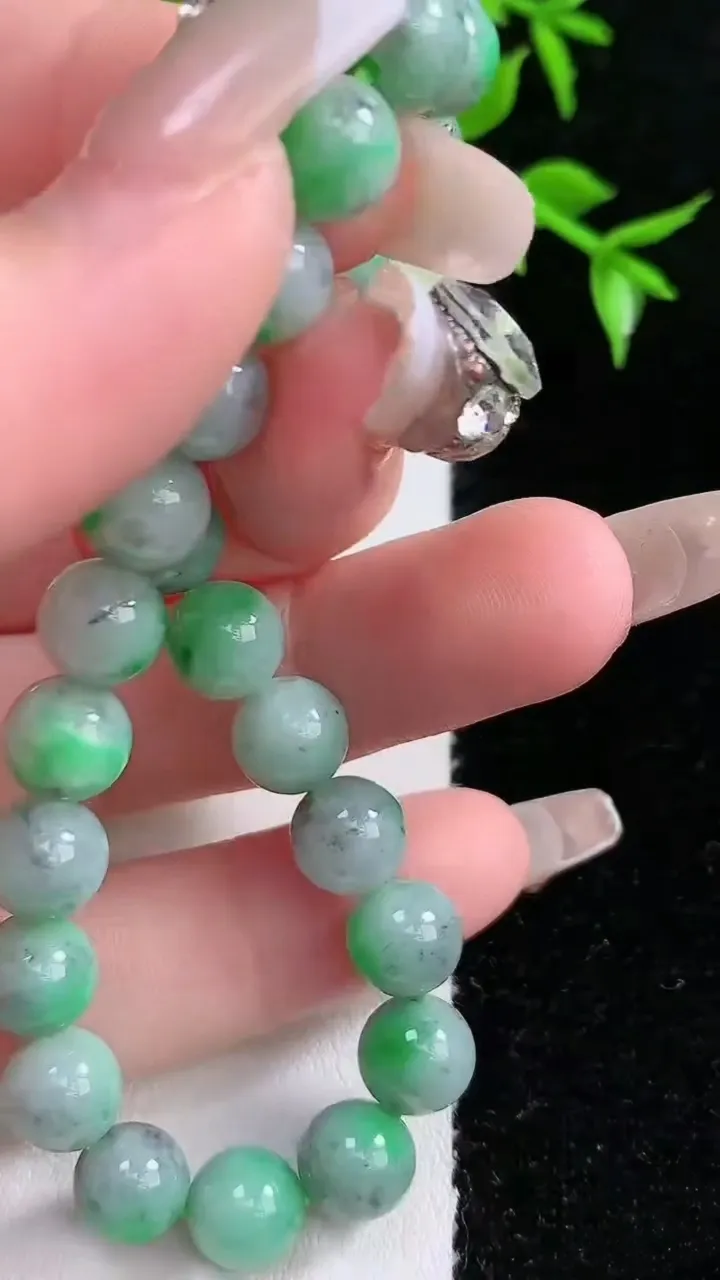 天然A货翡翠圆珠手串，尺寸8-24颗，重:19.74g1月18日
工厂直销收藏佳品,种好水足，色泽均匀，有种有色，上手高大气！