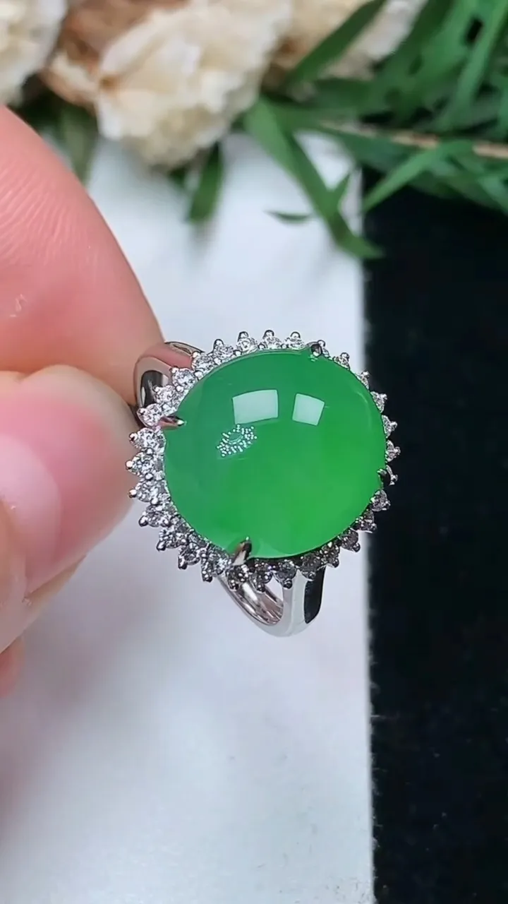 天然A货翡翠蛋面戒指，尺寸17.3-12.7-11.2，重量:4.42g2026年1月18日
工厂直