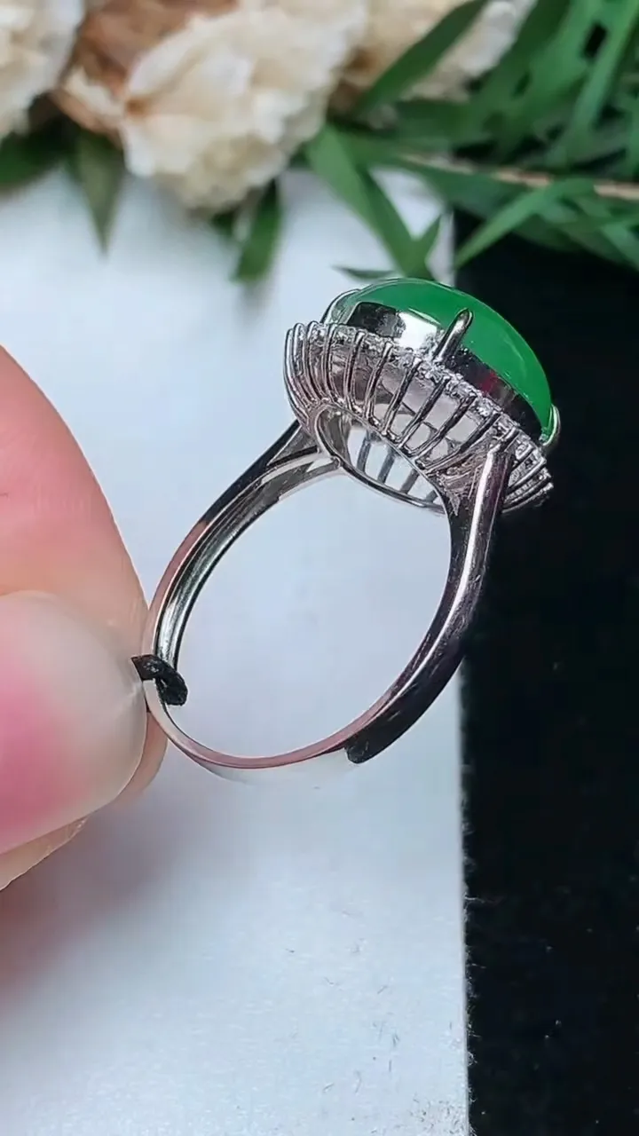 天然A货翡翠蛋面戒指，尺寸17.3-12.7-11.2，重量:4.42g2026年1月18日
工厂直销收藏佳品,种好水足，色泽均匀，有种有色，上手高大气！