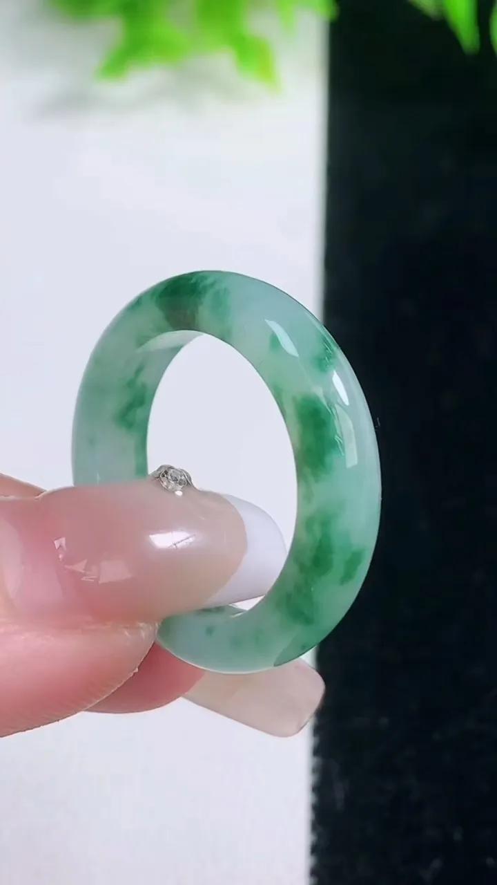 天然A货翡翠冰种飘花指环戒指，尺寸19.6-5.4-3.5，重量:4.75g2026年1月18日
工厂直销收藏佳品,种好水足，色泽均匀，有种有色，上手高大气！
