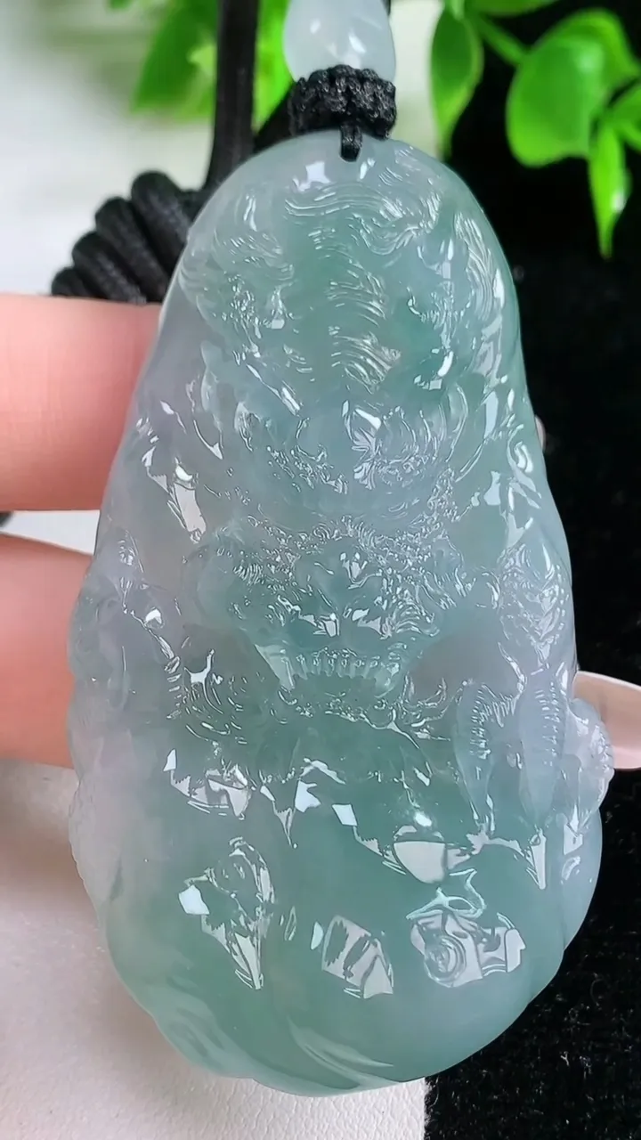 天然A货翡翠龙牌吊坠，尺寸68-36.2-11.4，重量:60.80g
1月18日