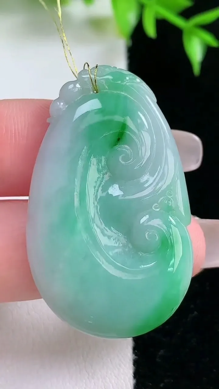 天然A货翡翠如意吊坠，尺寸40.6-24.5-4.1，重:8.58g
1月18日