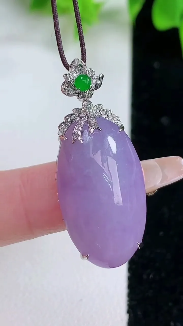 天然A货翡翠18K金紫罗兰福瓜吊坠，尺寸35.8-26.2-15-9.3，重量:7.26g
1月18日