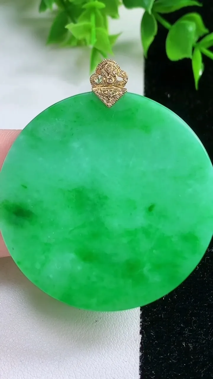 天然A货翡翠无事牌吊坠，尺寸50.4-4重量:27.29g
1月18日