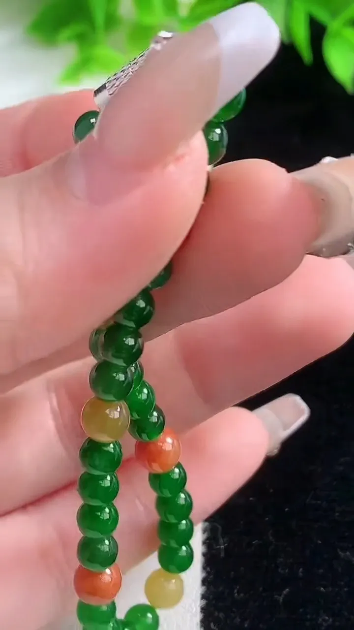 天然A货翡翠三彩圆珠手串，尺寸5.7-34颗，重量:8.02g1月18日
工厂直销收藏佳品,种好水足，色泽均匀，有种有色，上手高大气！