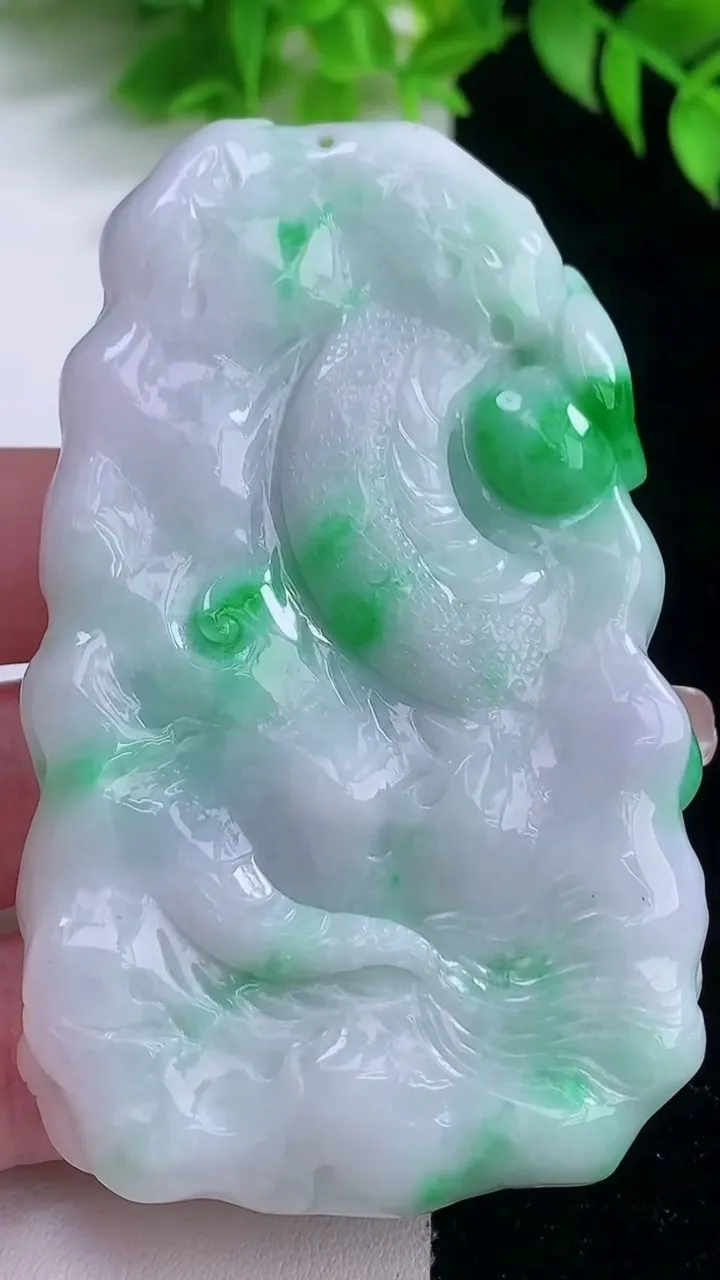 天然A货翡翠龙牌吊坠，尺寸78.5-47-12，重量:91.06g
1月18日