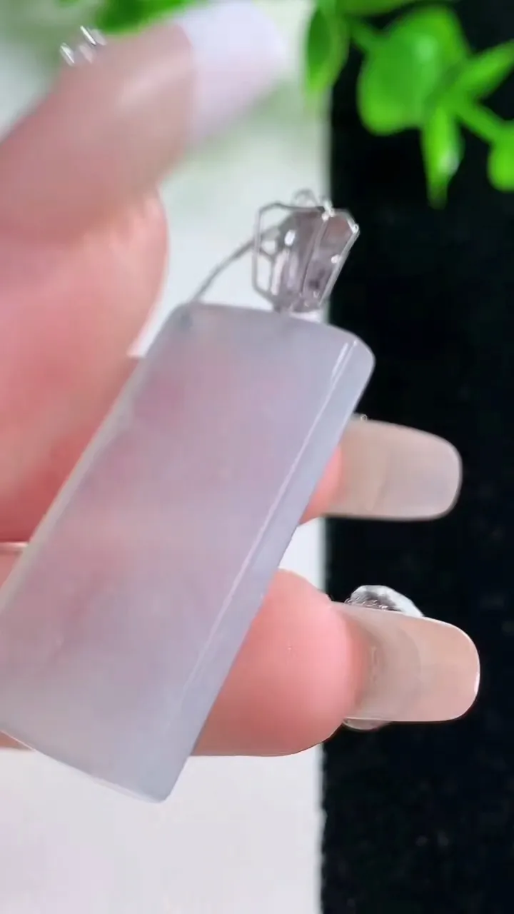 天然A货翡翠无事牌吊坠，尺寸35.7-20-5，重量:11.89g
1月18日