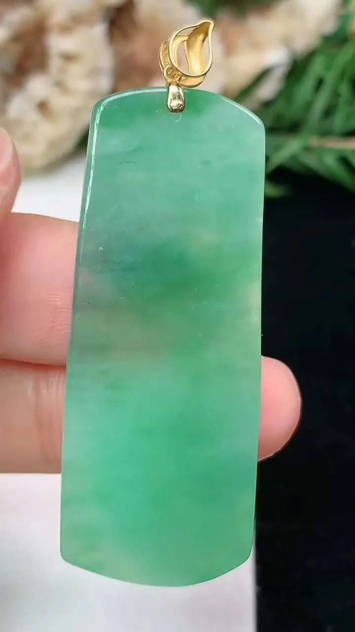 天然A货翡翠梅花鹿吊坠，尺寸44.5-17.4-5.7，重量:8.31g
1月18日