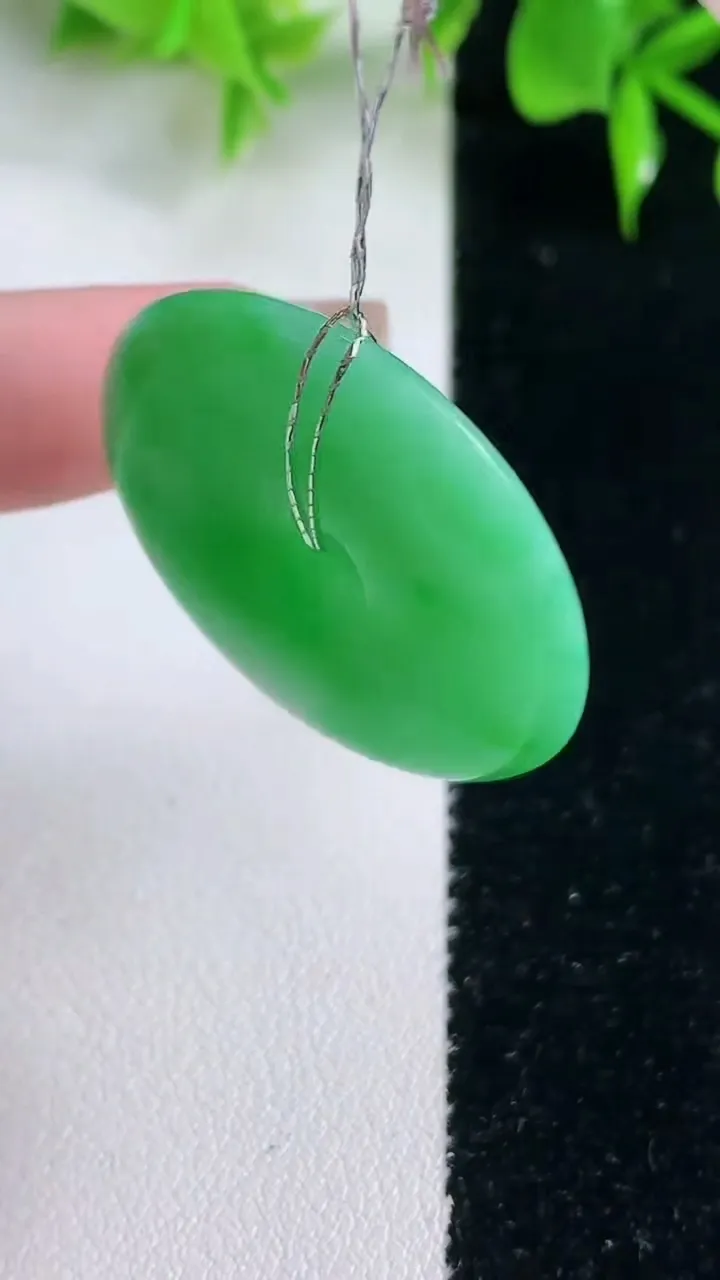 天然A货翡翠平安扣吊坠，尺寸32.2-5.3，重量:12.04g
1月18日