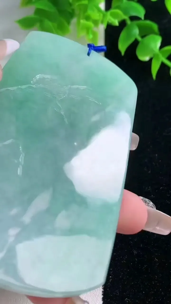 天然A货翡翠山水牌吊坠，尺寸85.7-51.6-7，重量:84.02g
1月18日