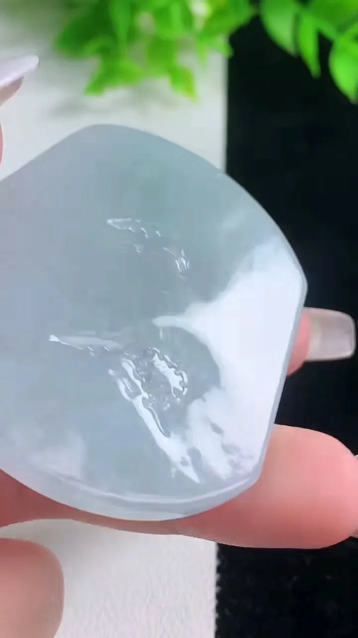 天然A货翡翠牌吊坠，尺寸51.3-47-5.4，重量:33.90g
1月18日