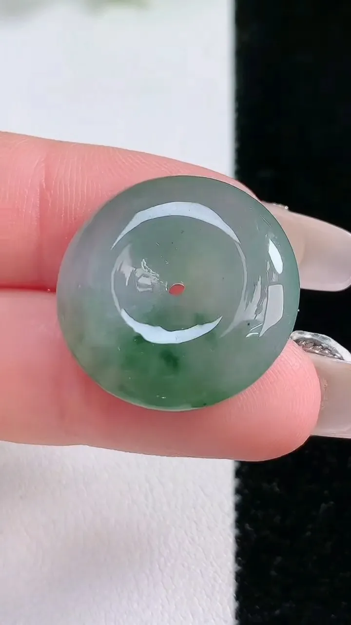 天然A货翡翠飘花平安扣吊坠，尺寸22.5-5.6，重:5.74g
1月18日