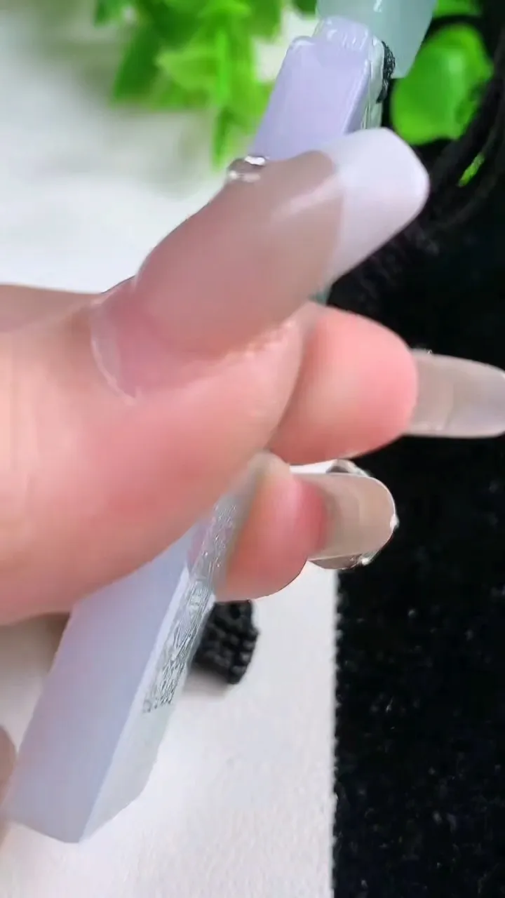 天然A货翡翠紫罗兰仿古无事牌吊坠 ，尺寸62.4-29.8-5.7，重量:41.18g
1月18日