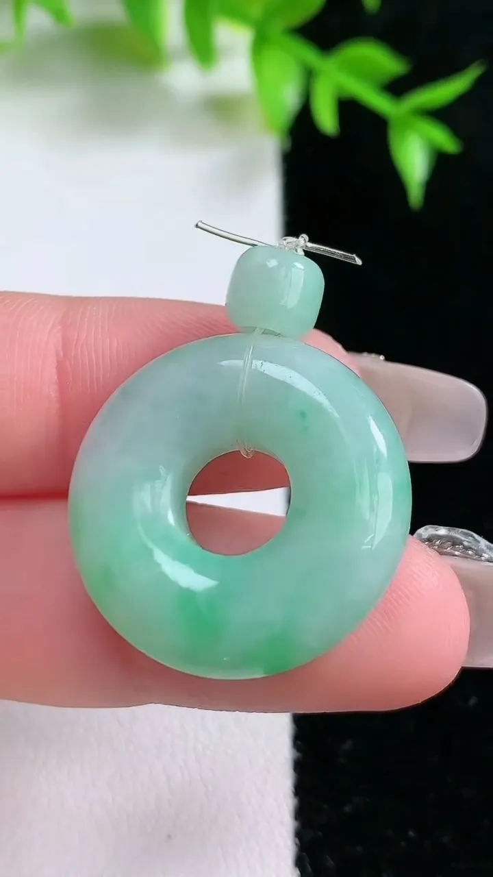 天然A货翡翠平安环吊坠，尺寸24-6.2，重:7.45g
1月18日