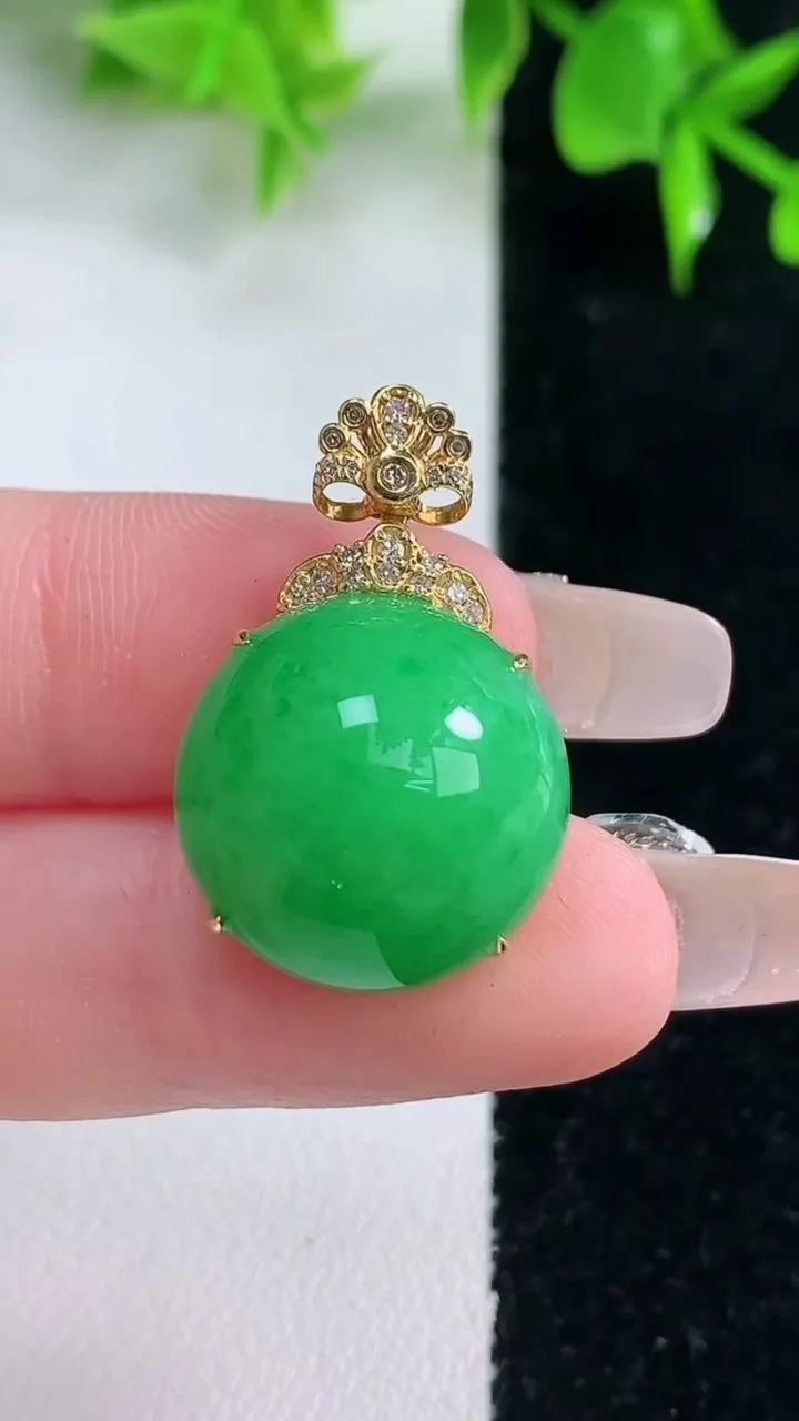 天然A货翡翠蛋面吊坠，尺寸27-17.2-10.7，重量:6.49g
1月18日