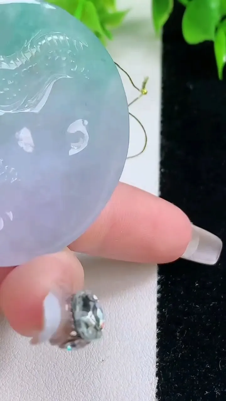 天然A货翡翠龙牌吊坠，尺寸48.4-44.4-11.3，重量:43.46g
1月18日