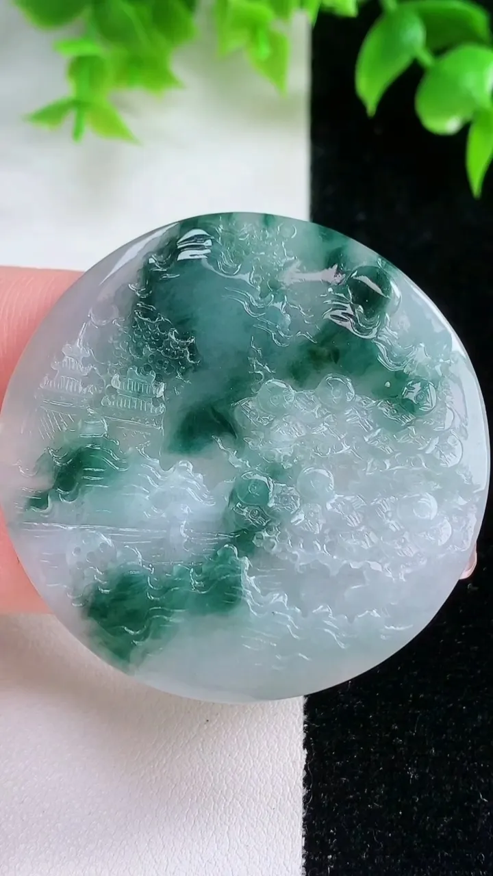 天然A货翡翠牌吊坠，尺寸48-4.8，重量:26.00g
1月18日