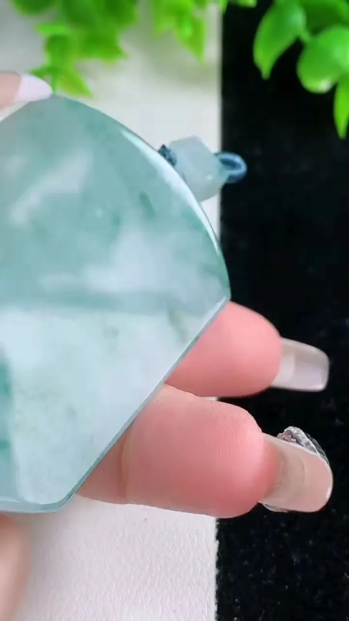 天然A货翡翠冰种飘花无事牌吊坠，尺寸55-41-5.6，重量:39.64g
1月18日