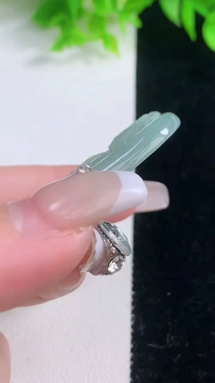 天然A货翡翠普贤菩萨吊坠，尺寸60.8-31.4-5.4，重量:26.57g
1月18日