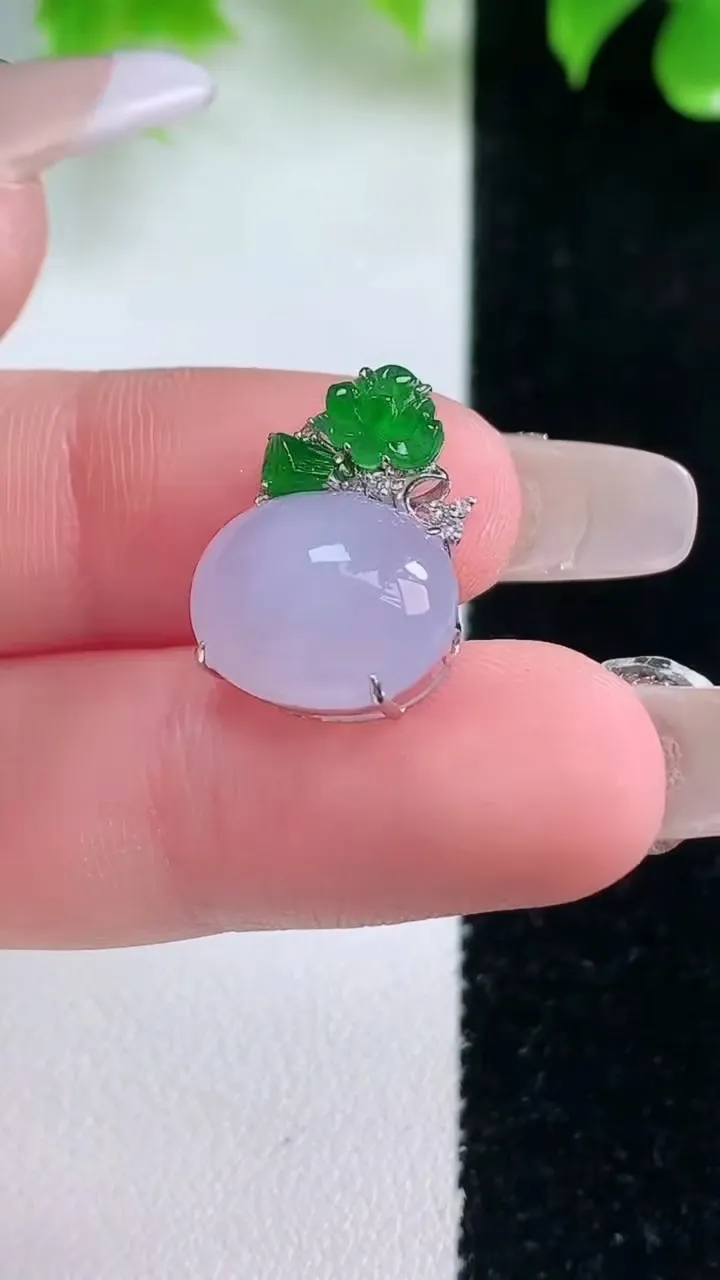 天然A货翡翠18K金紫罗兰蛋面吊坠，尺寸11.5-13.6-7.7，重量:2.51g
1月18日