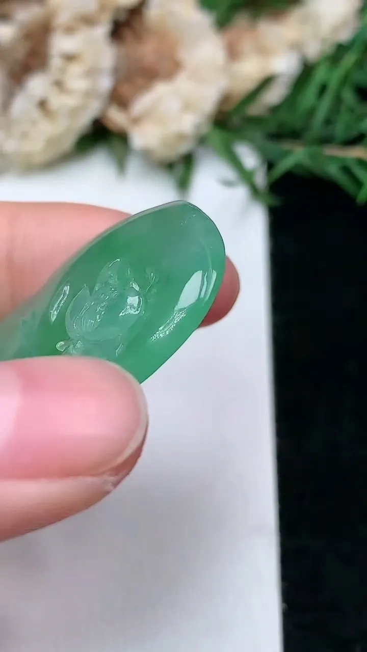 天然A货翡翠荷花吊坠，尺寸36.3-25.6-5，重量:10.05g
1月18日