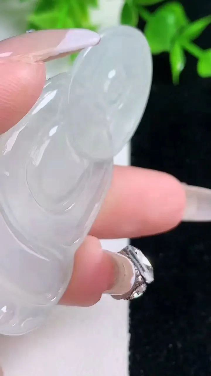 天然A货翡翠种白冰观音菩萨吊坠，尺寸63.5-34.8-5.7，重量:23.95g
1月18日