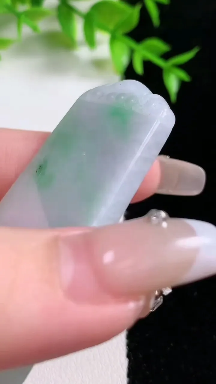 天然A货翡翠无事牌吊坠，尺寸53-35.5-4.5，重:24.29g
1月18日