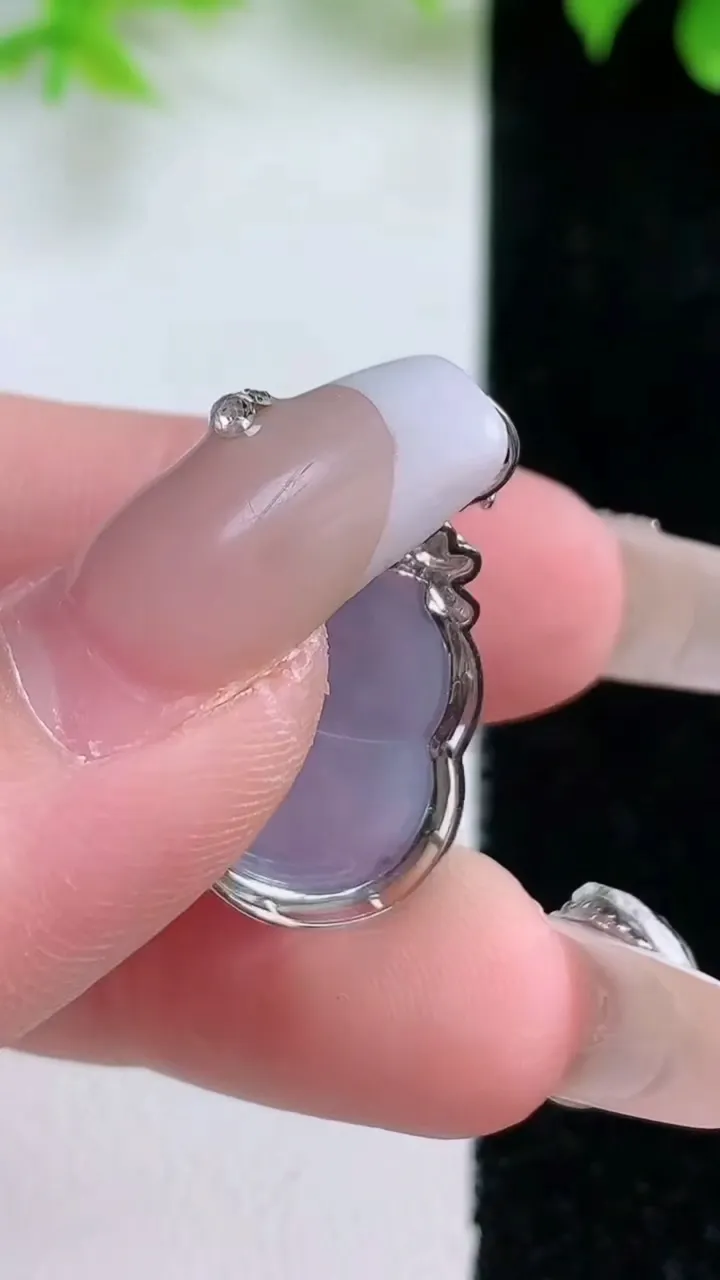 天然A货翡翠18K金紫罗兰葫芦吊坠，尺寸25.8-13-6，裸石15.6-11.3重量:2.02g
1月18日