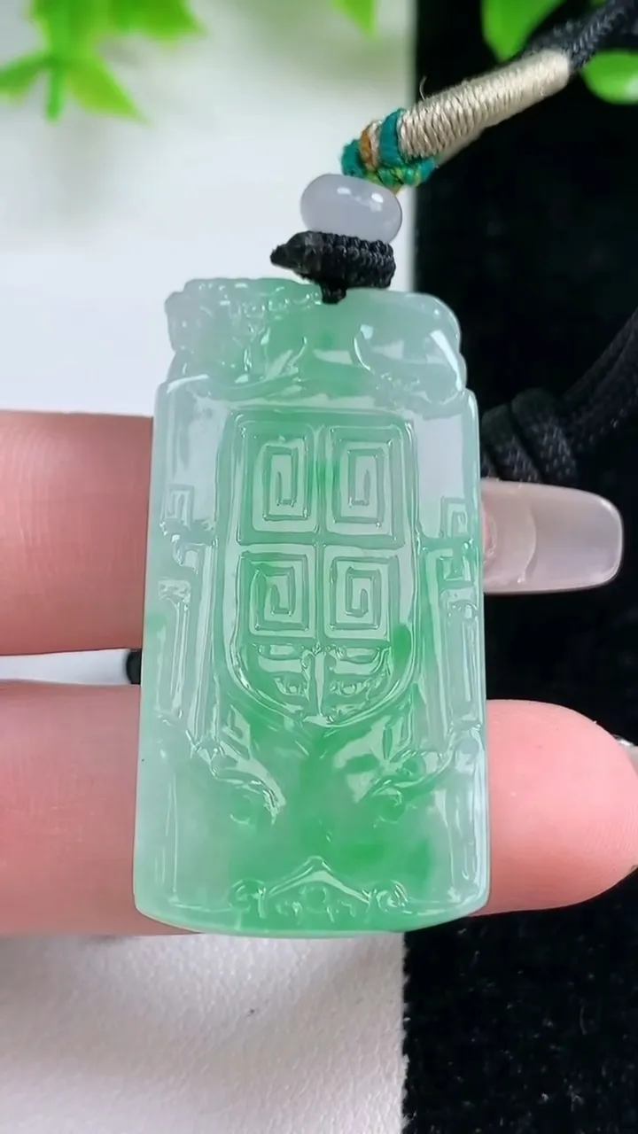 天然A货翡翠仿古无事牌吊坠，尺寸41-21-5.8，重量:17.14g
1月18日