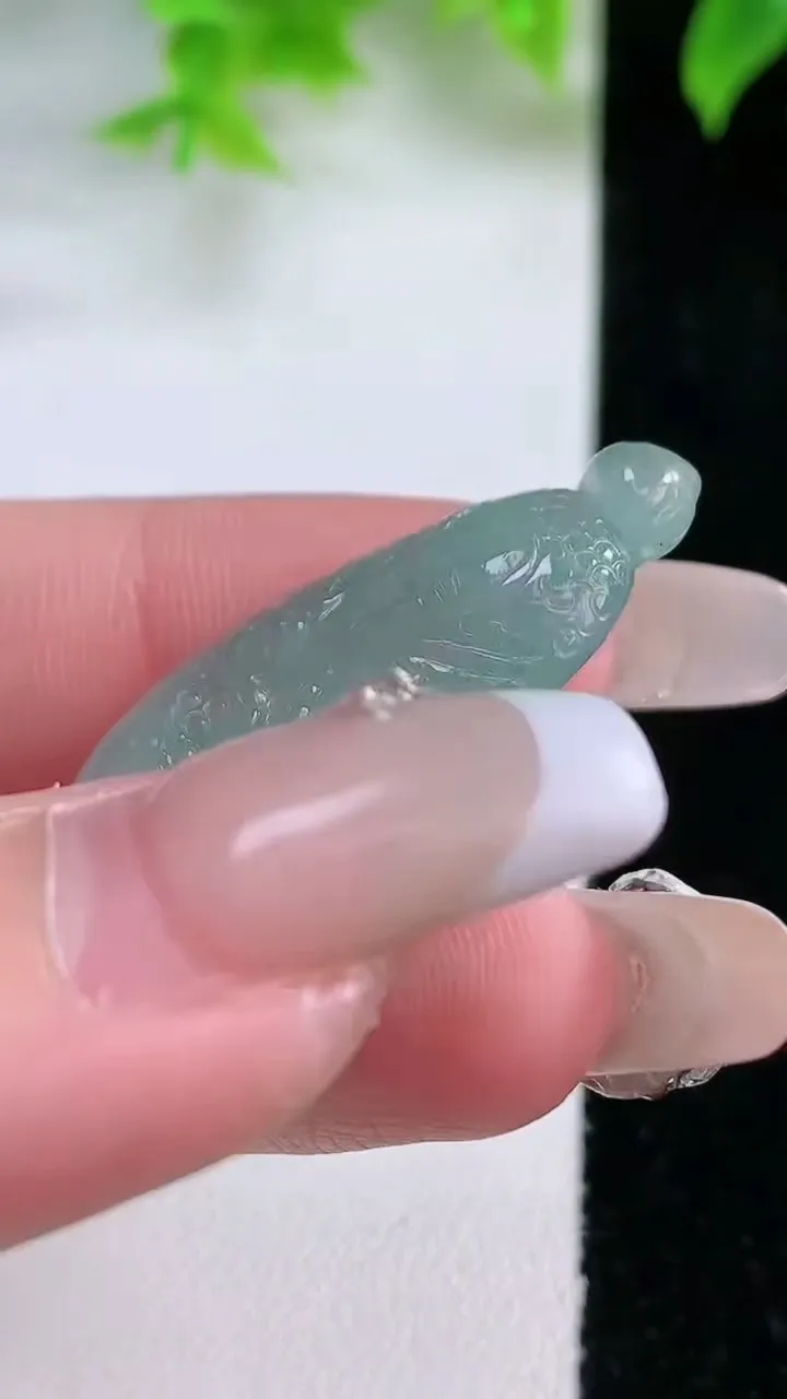 天然A货翡翠白菜吊坠，尺寸38.3-18.2-5，重量:6.21g
1月18日