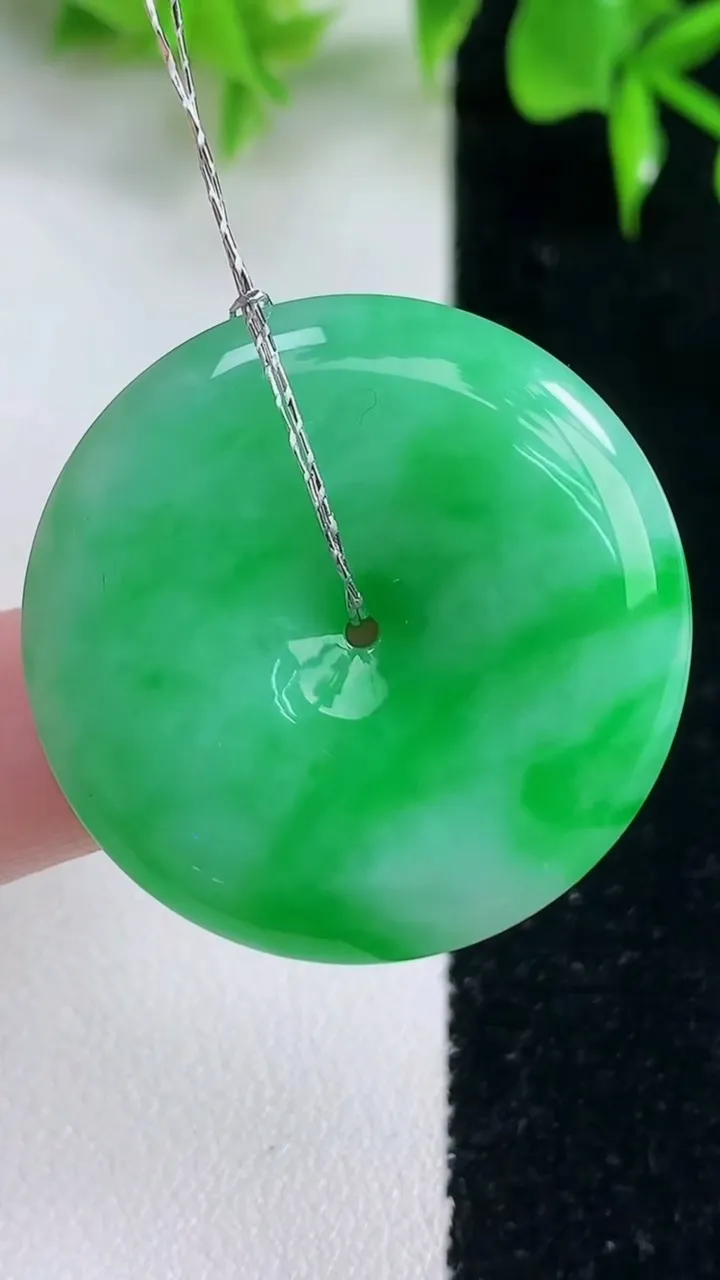 天然A货翡翠平安扣吊坠，尺寸32.2-5.3，重量:12.04g
1月18日