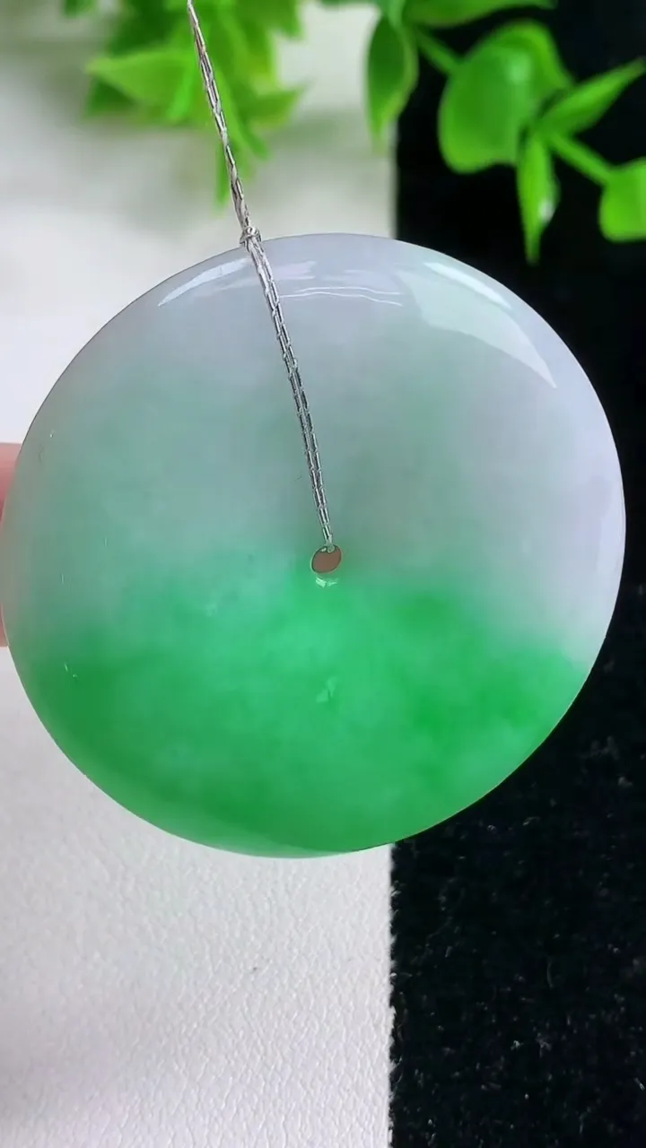 天然A货翡翠平安扣吊坠，尺寸43-5.7，重量:23.26g
1月18日