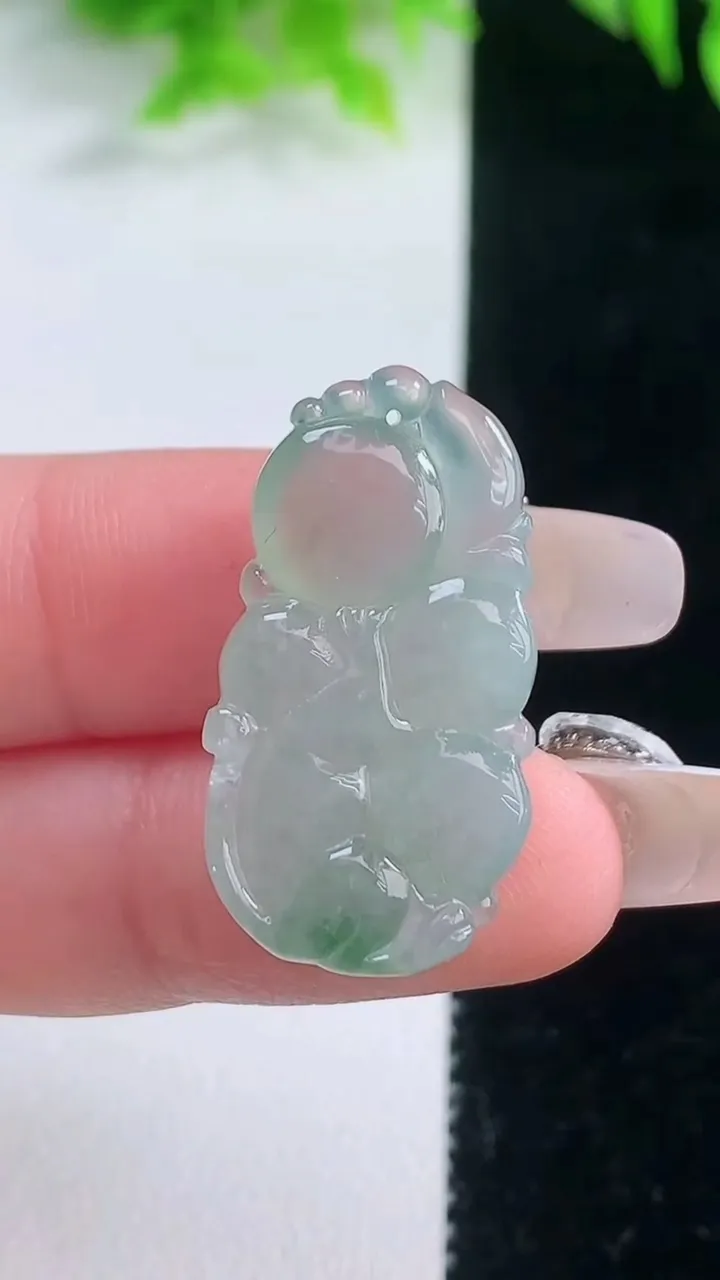 天然A货翡翠冰种飘花生肖猴吊坠，尺寸29.3-15.8-6，重量:5.45g
1月18日