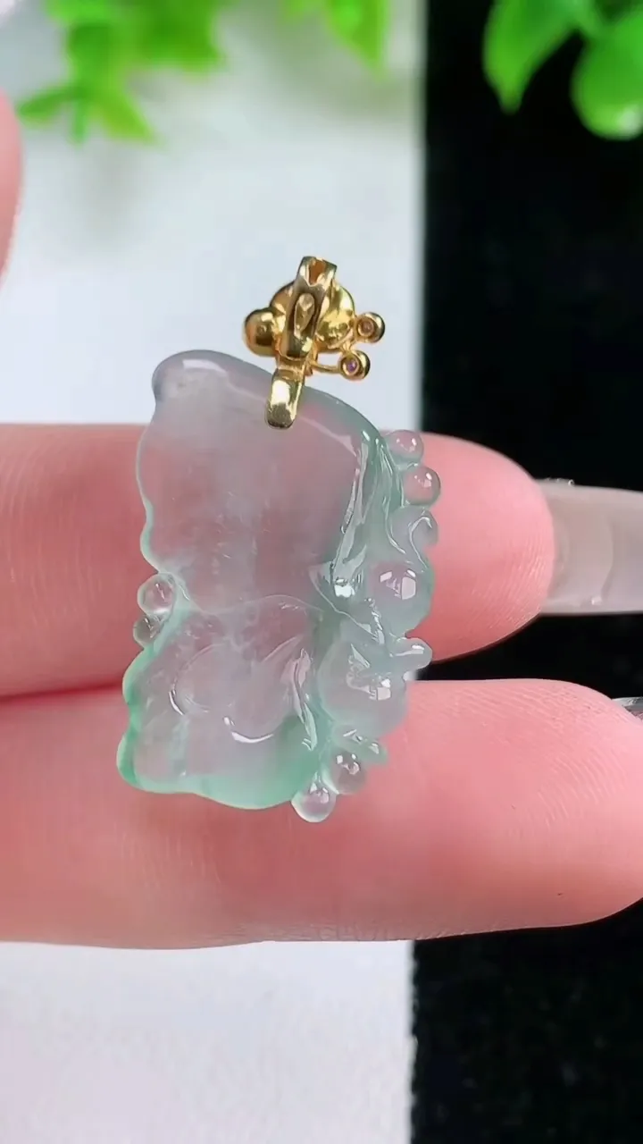 天然A货翡翠仙子吊坠，尺寸25-16.7-4.3，重量:4.45g
1月18日