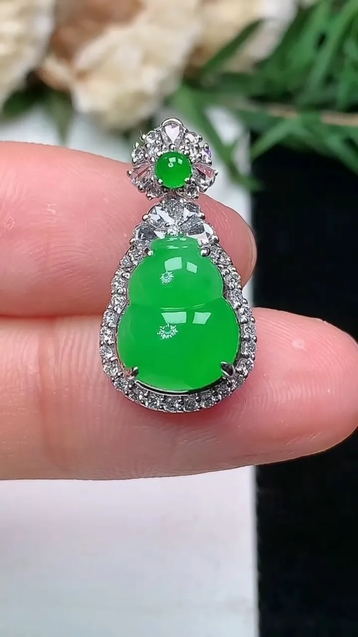 天然A货翡翠葫芦吊坠，尺寸21.6-11.4-8.5，裸石10.7-8.6，重量:2.97g
1月18日