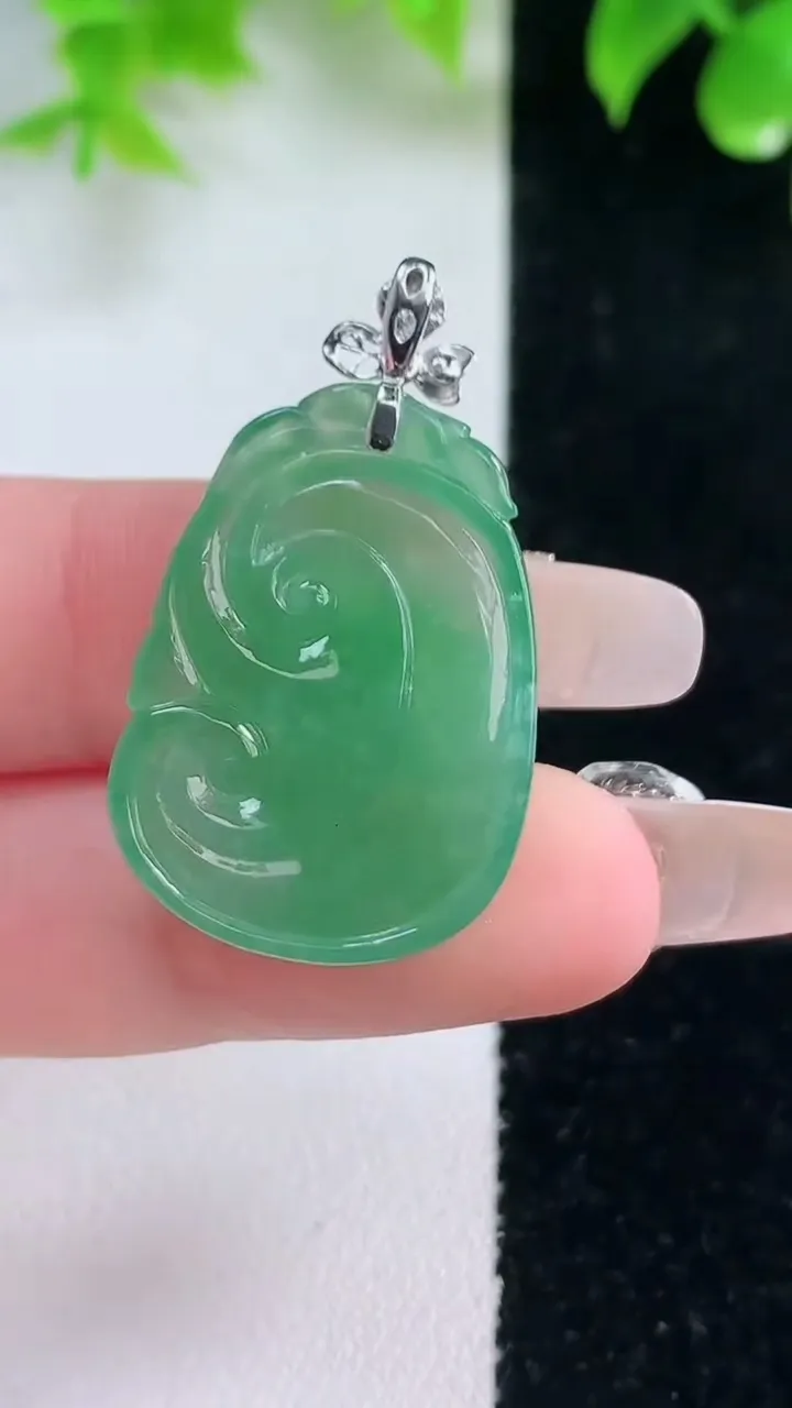 天然A货翡翠如意吊坠，尺寸27.6-19.8-4.8，重量:6.12g
1月18日