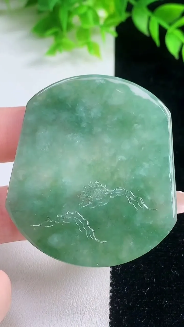 天然A货翡翠山水牌吊坠，尺寸53.8-47.3-4.5，重量:30.30g
1月18日