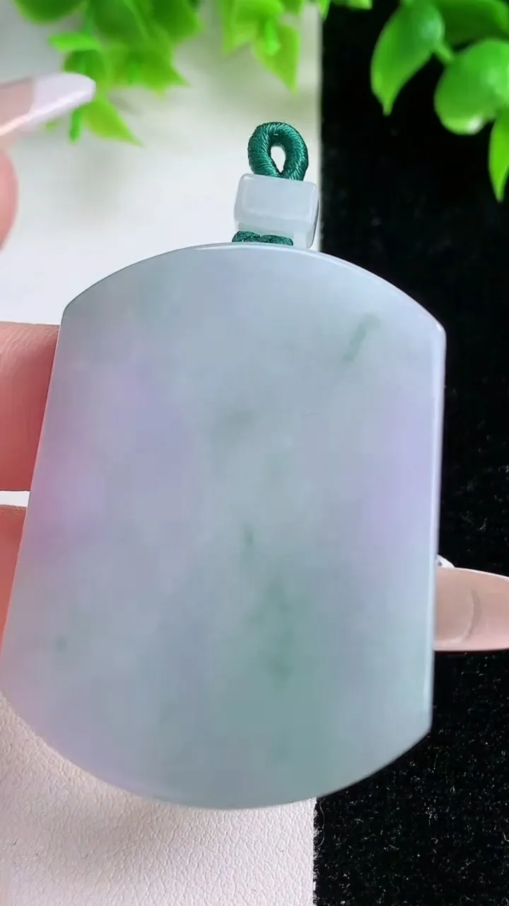 天然A货翡翠春带彩紫罗兰无事牌吊坠，尺寸49-36.8-5.3，重量:29.96g
1月18日