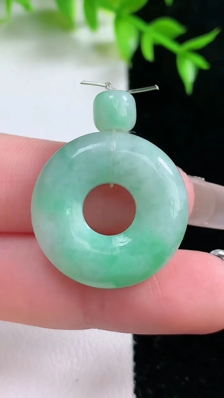 天然A货翡翠平安环吊坠，尺寸24-6.2，重:7.45g
1月18日