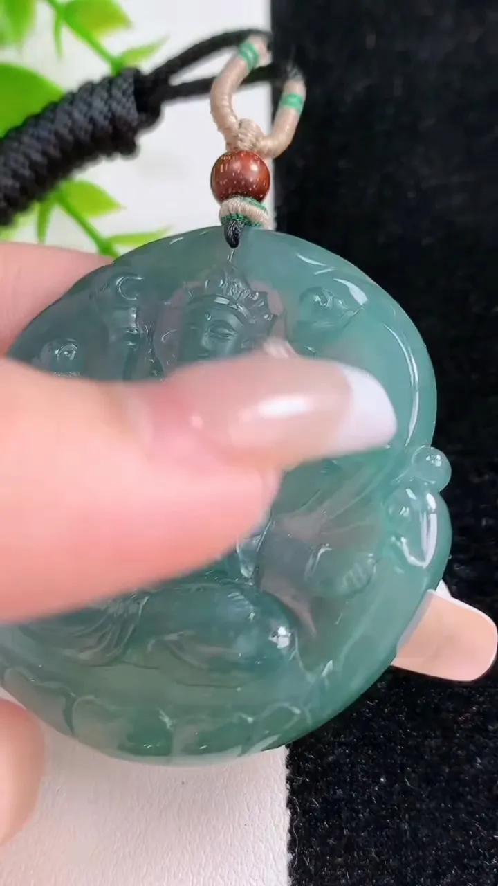天然A货翡翠蓝水千手观音吊坠，尺寸50-6.5，重:33.70g
1月18日