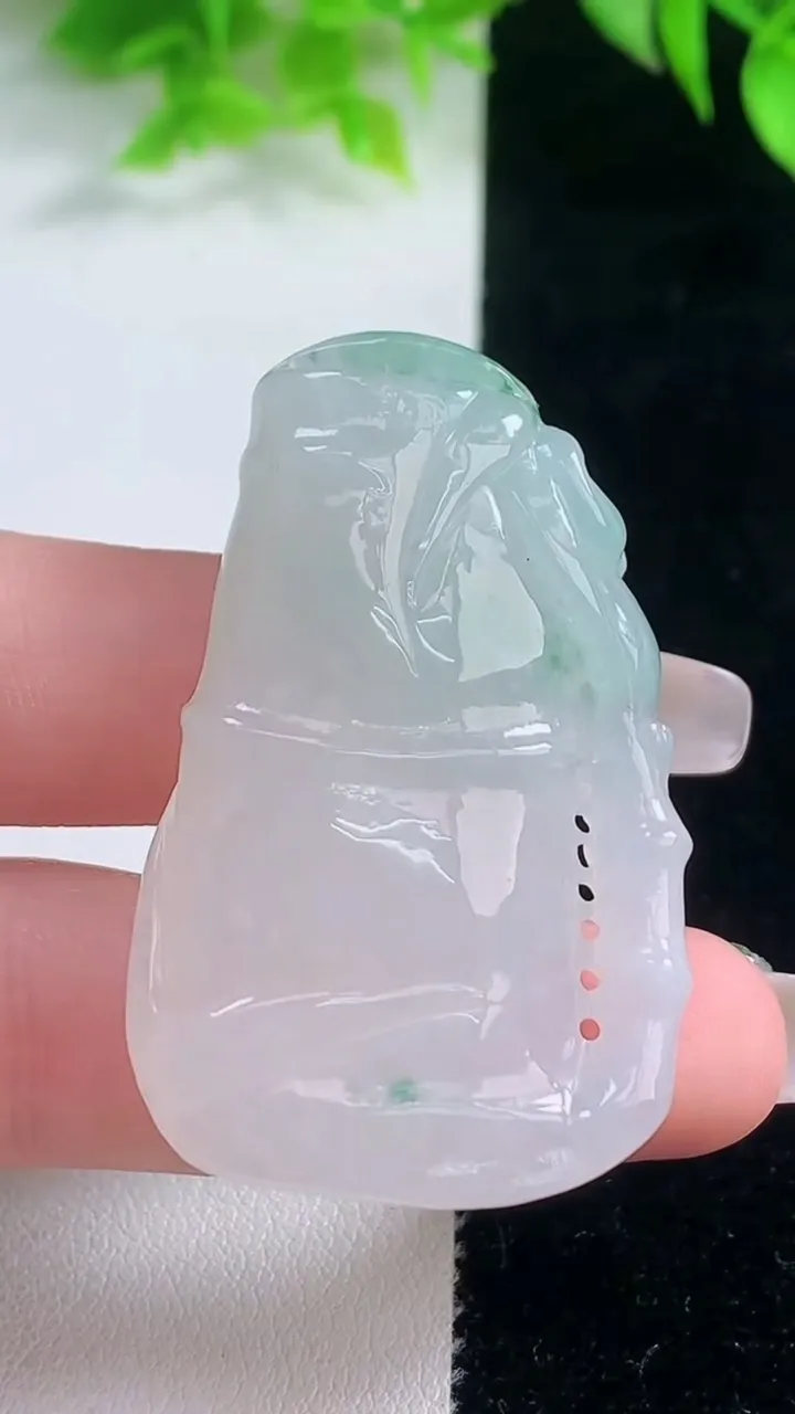 天然A货翡翠飘花节节高升 竹节吊坠，尺寸47.6-27-10.7，重量:25.04g
1月18日