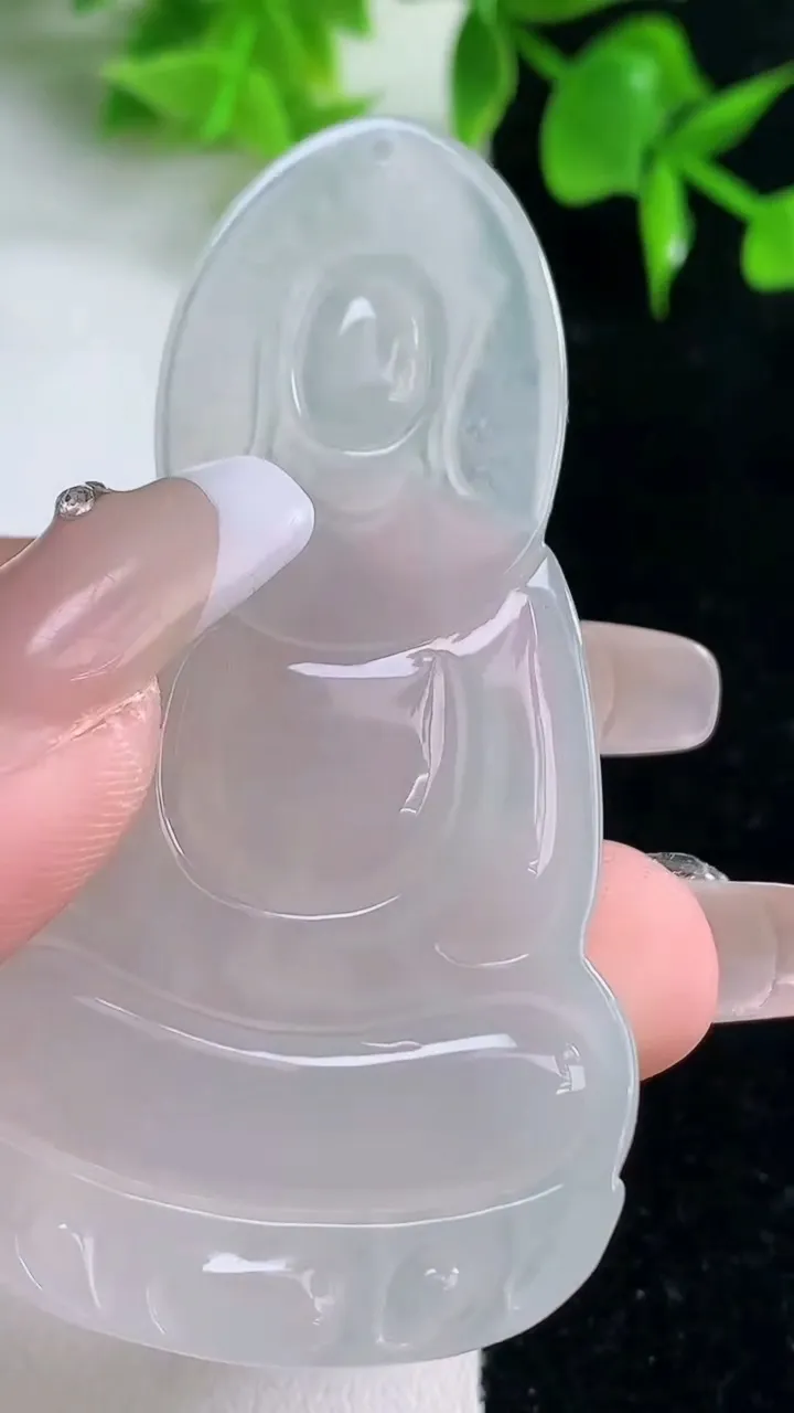 天然A货翡翠种白冰观音菩萨吊坠，尺寸63.5-34.8-5.7，重量:23.95g
1月18日