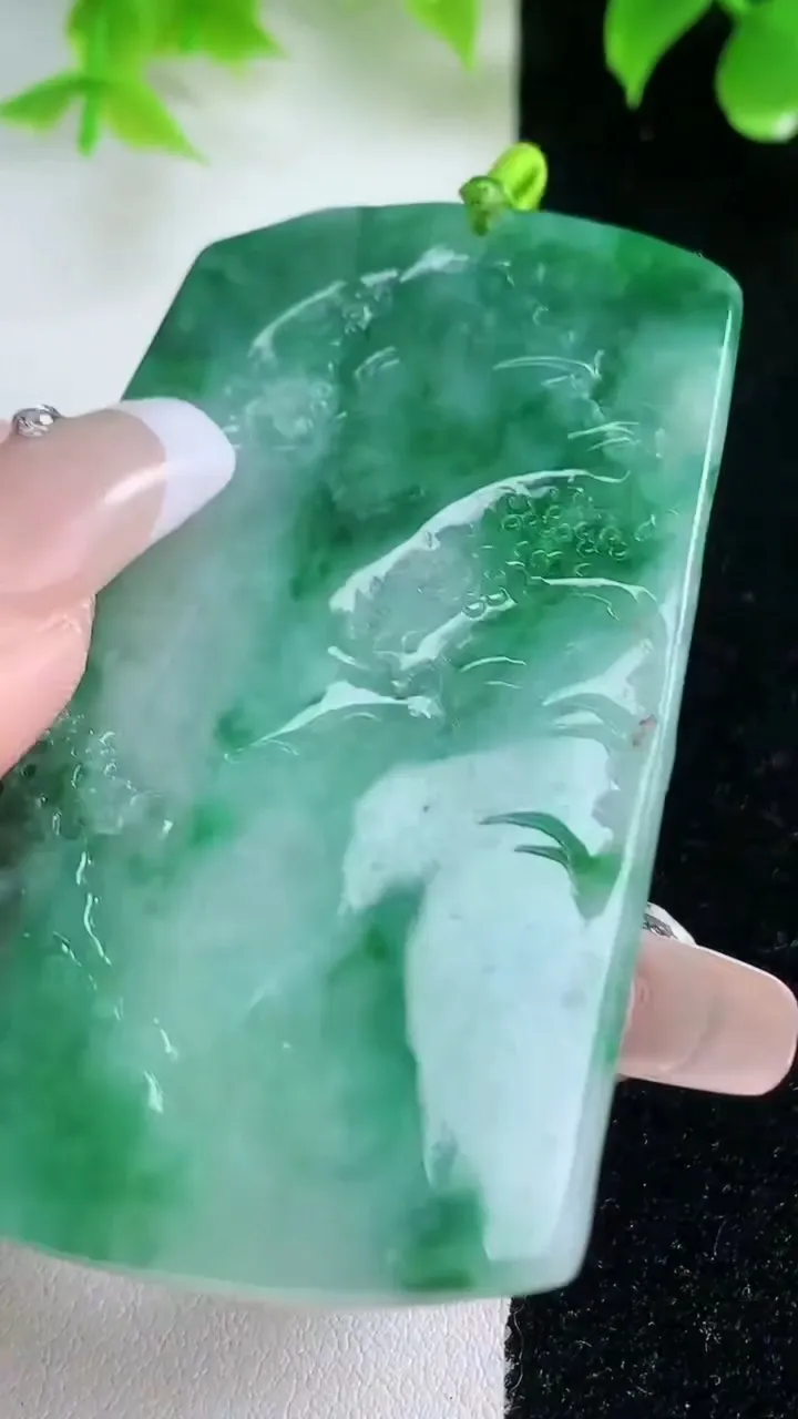 天然A货翡翠山水牌吊坠，尺寸65.6-41.2-4.7，重量:34.79g
1月18日