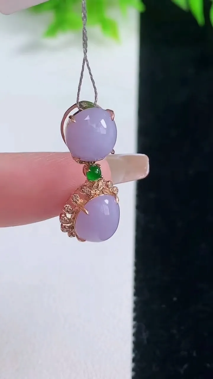 天然A货翡翠18K金紫罗兰蛋面吊坠，尺寸26.5-11-7.7，裸石9-8.2重量:2.34g
1月18日