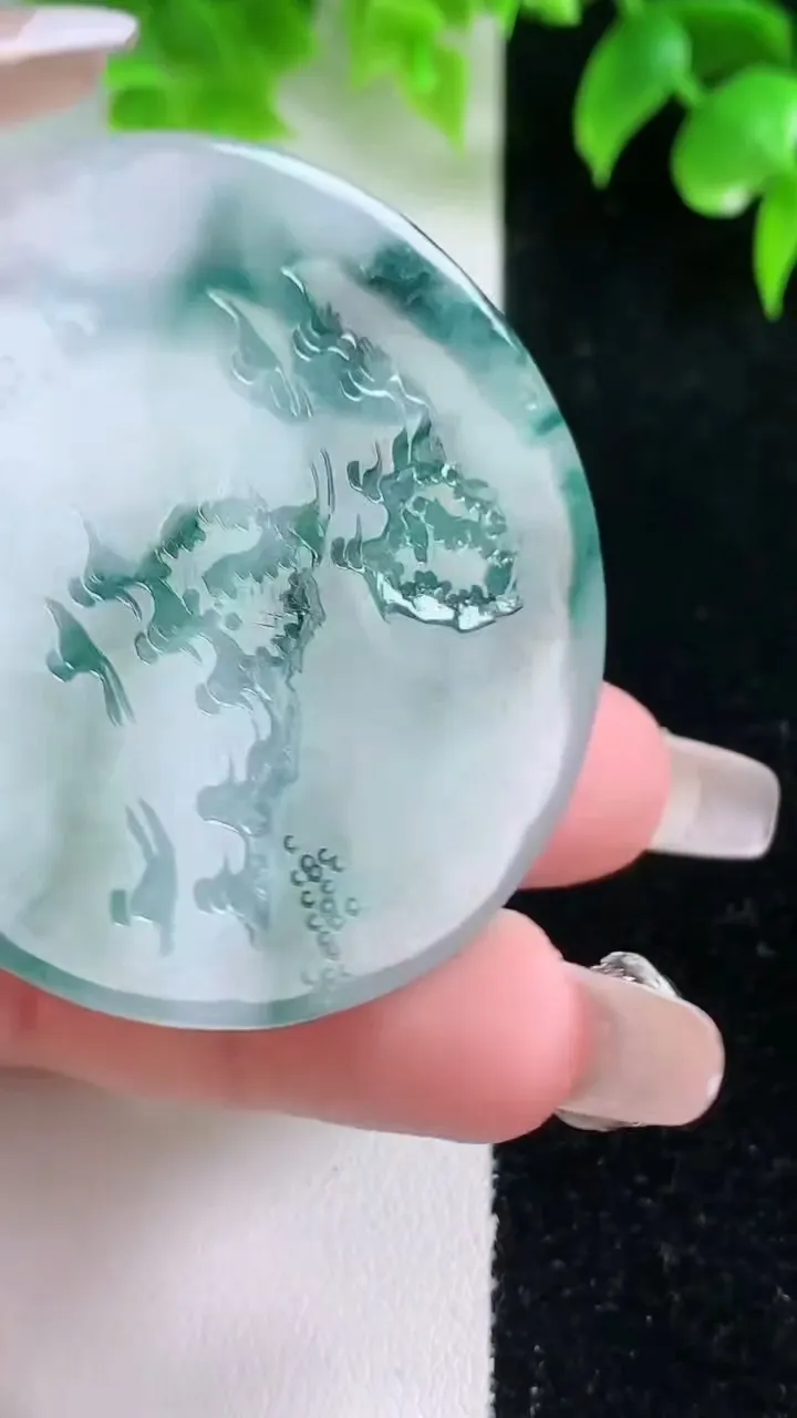 天然A货翡翠牌吊坠，尺寸48-4.8，重量:26.00g
1月18日