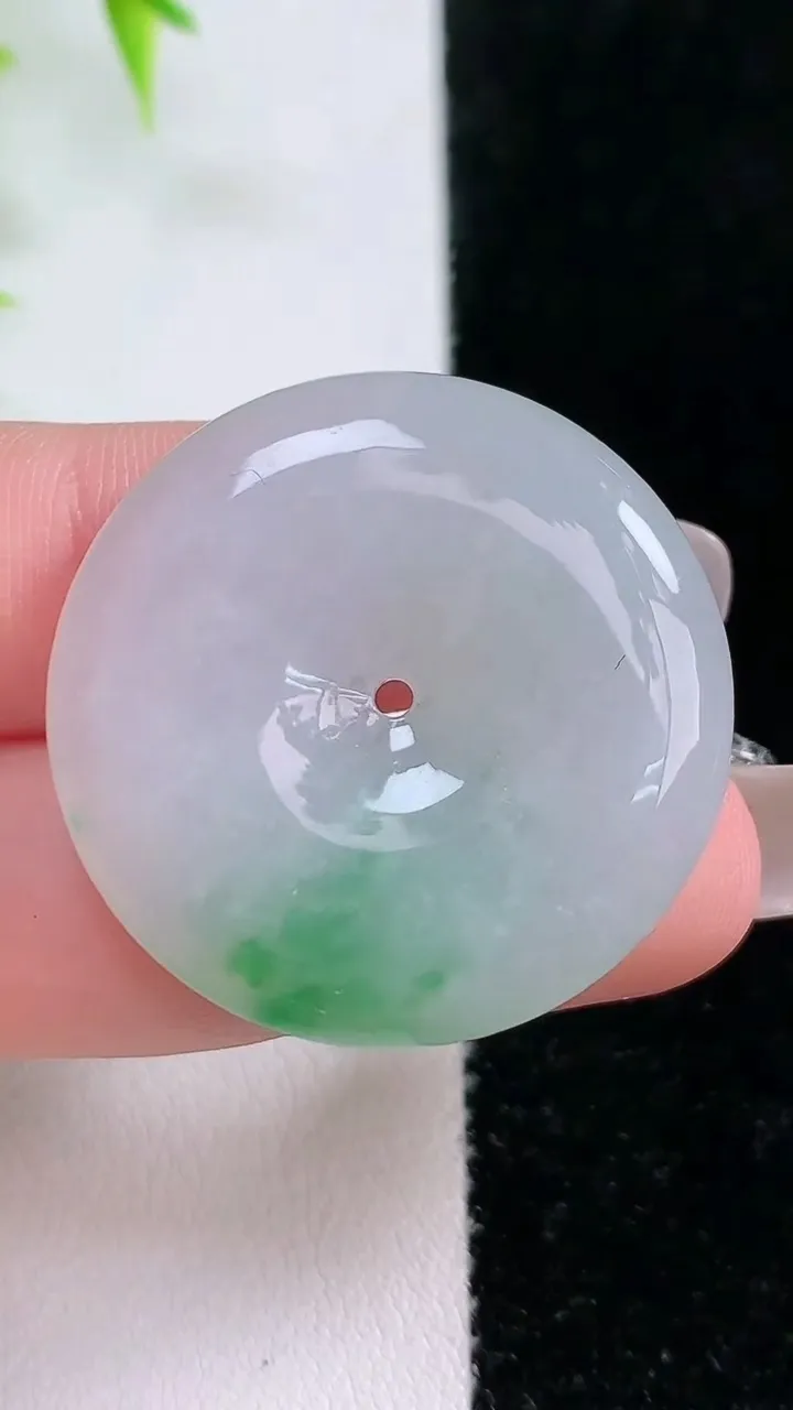 天然A货翡翠平安扣吊坠，尺寸31-5.8，重:11.49g
1月18日