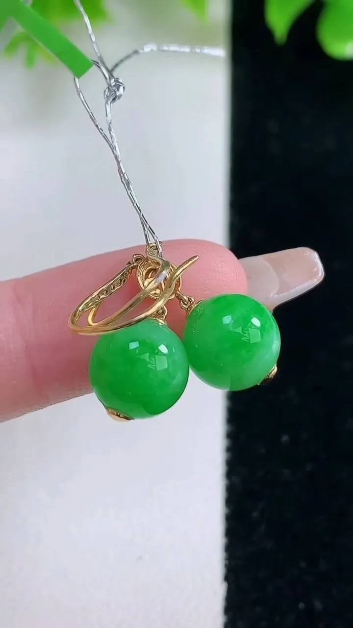 天然A货翡翠圆珠耳坠，尺寸9，重量:3.79g1月18日
工厂直销收藏佳品,种好水足，色泽均匀，有种有色，上手高大气！