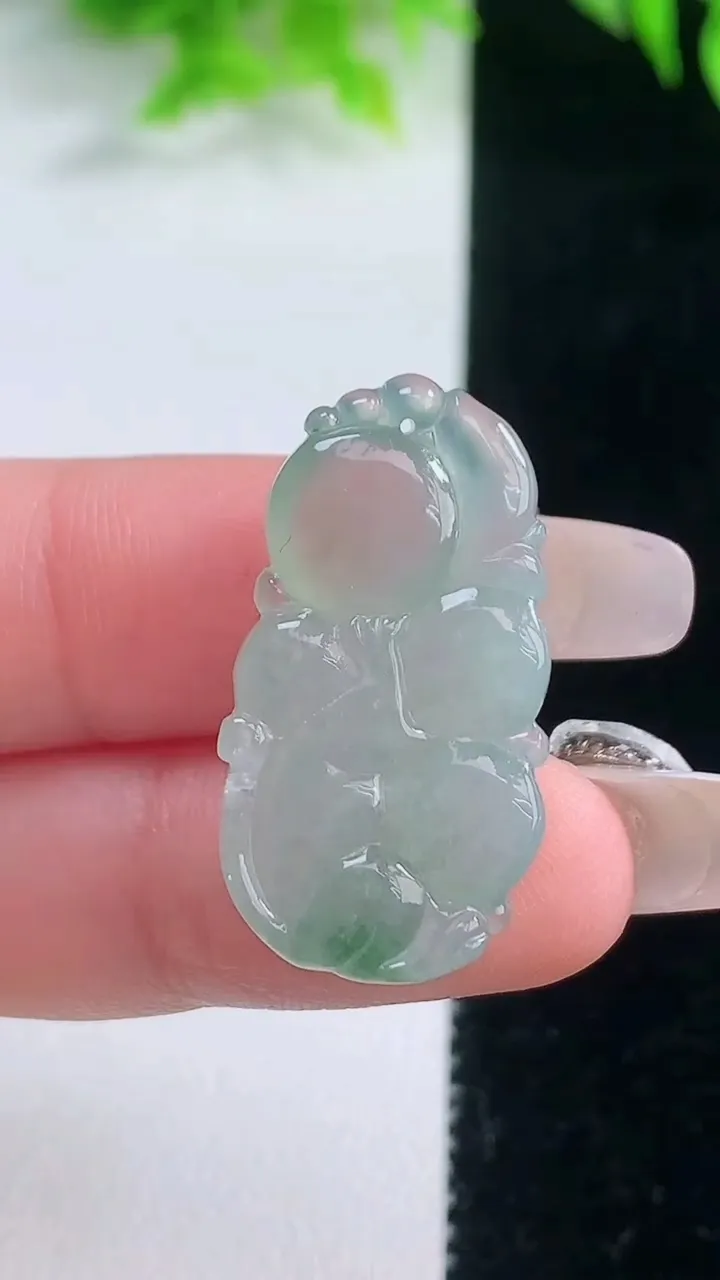 天然A货翡翠冰种飘花生肖猴吊坠，尺寸29.3-15.8-6，重量:5.45g
1月18日